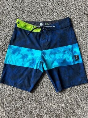 Volcom Mod-Tech Bold Stripe Tie Dye Board Shorts Size 32